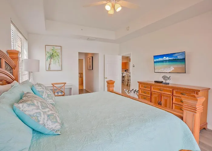 Beautiful Waterfront 3 Bedroom Condo, Located In The Heart Of Clearwater *