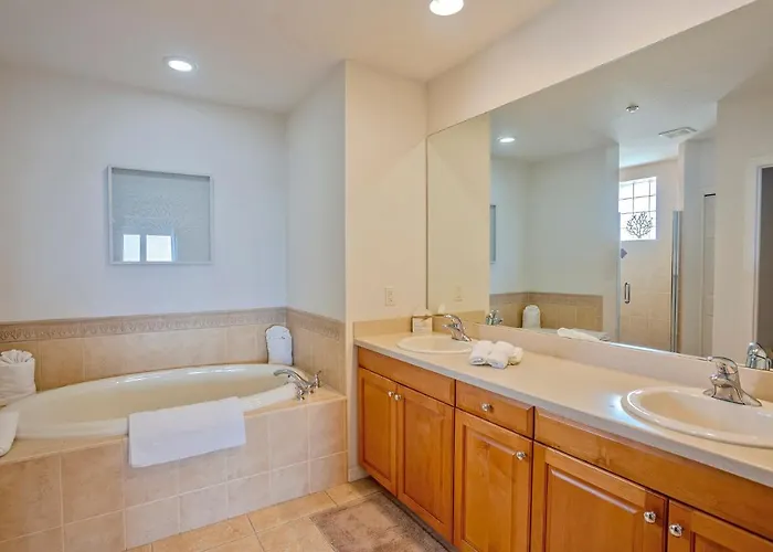 Beautiful Waterfront 3 Bedroom Condo, Located In The Heart Of Clearwater Apartment