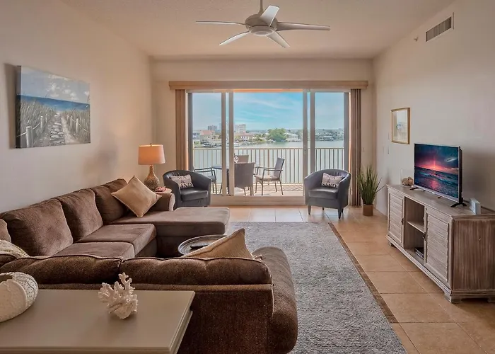 Apartment Beautiful Waterfront 3 Bedroom Condo, Located In The Heart Of Clearwater