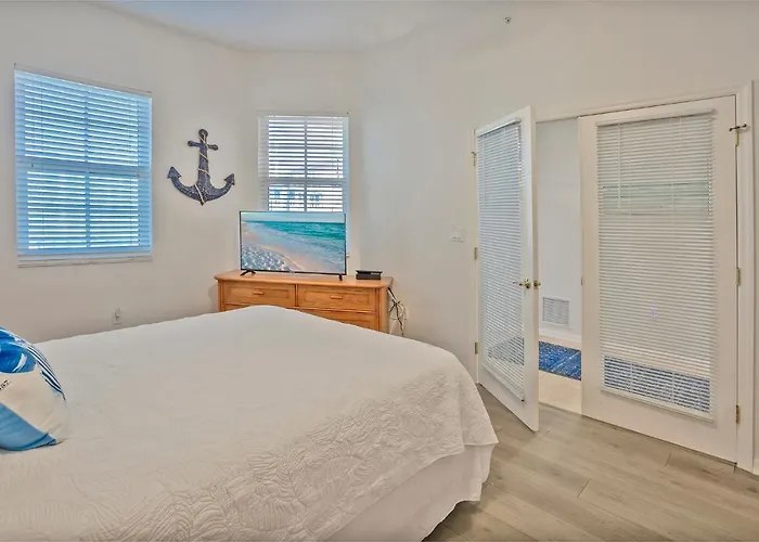 Apartment Beautiful Waterfront 3 Bedroom Condo, Located In The Heart Of Clearwater