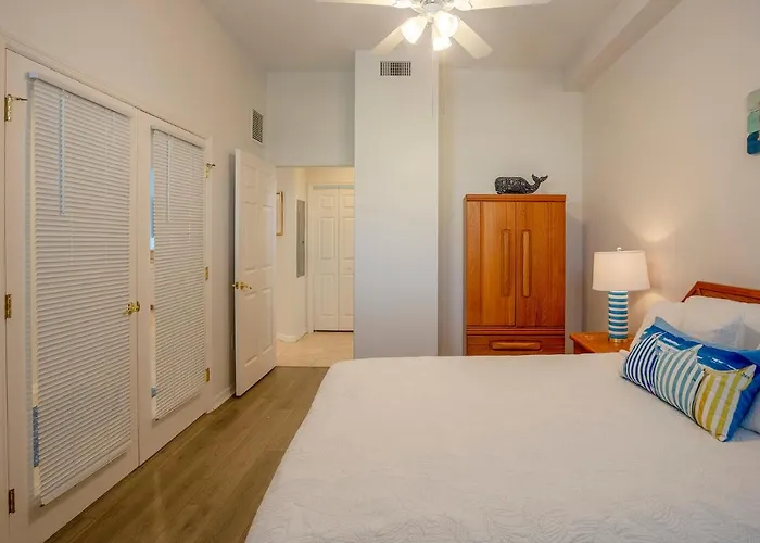 Apartment Beautiful Waterfront 3 Bedroom Condo, Located In The Heart Of Clearwater