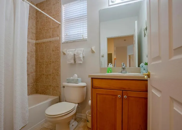 Beautiful Waterfront 3 Bedroom Condo, Located In The Heart Of Clearwater *